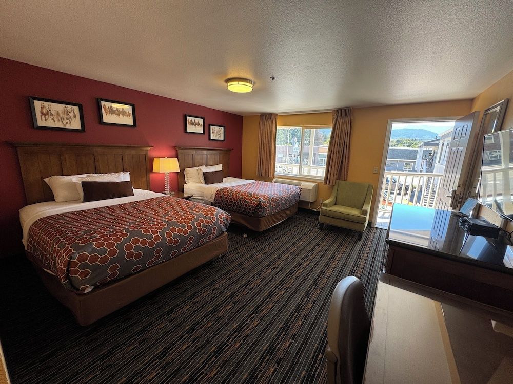 The Royal Victorian Motel Two Queen Deluxe - Non-Smoking 8