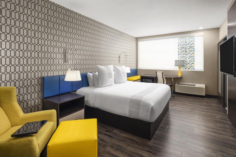 GLō Best Western Dawley Farms In Sioux Falls Standard Room, 1 King Bed, Non Smoking, Refrigerator 3