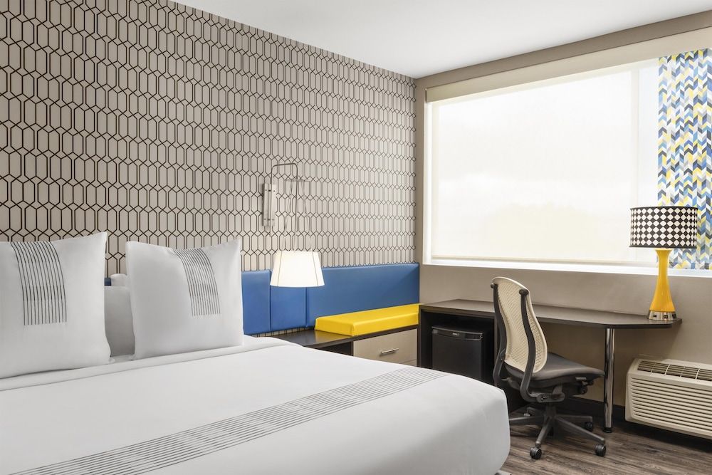 GLō Best Western Dawley Farms In Sioux Falls Standard Room, 1 King Bed, Non Smoking, Refrigerator