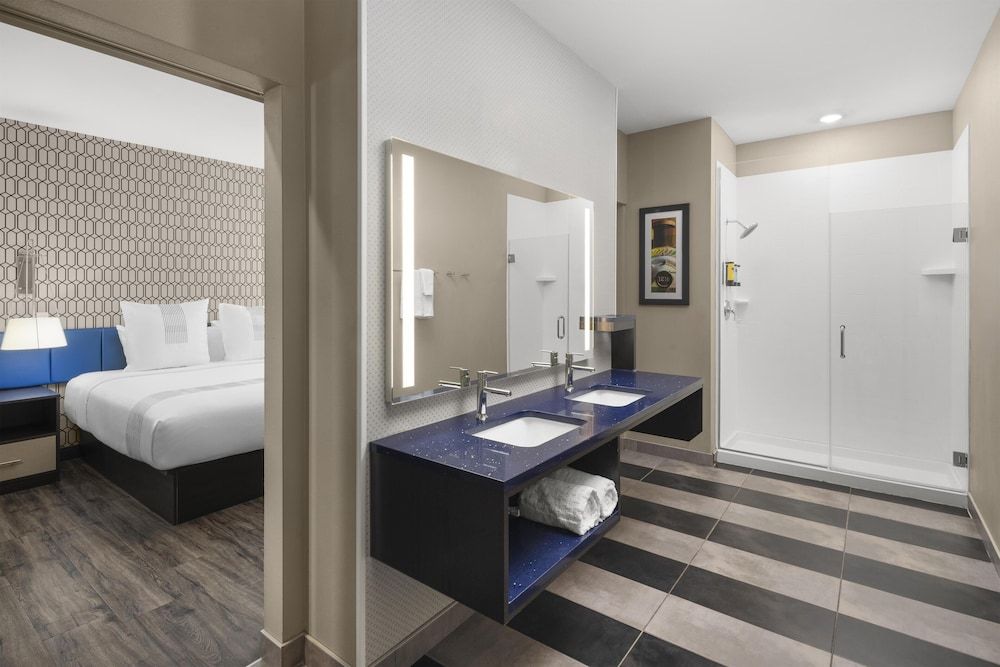 GLō Best Western Dawley Farms In Sioux Falls Standard Room, 1 King Bed, Non Smoking, Refrigerator 4