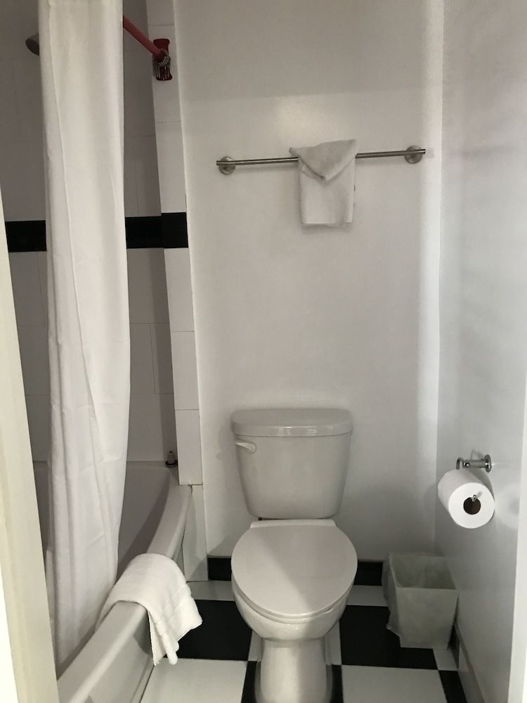 Legend Hotel Hollywood Standard Room, 1 King Bed 7