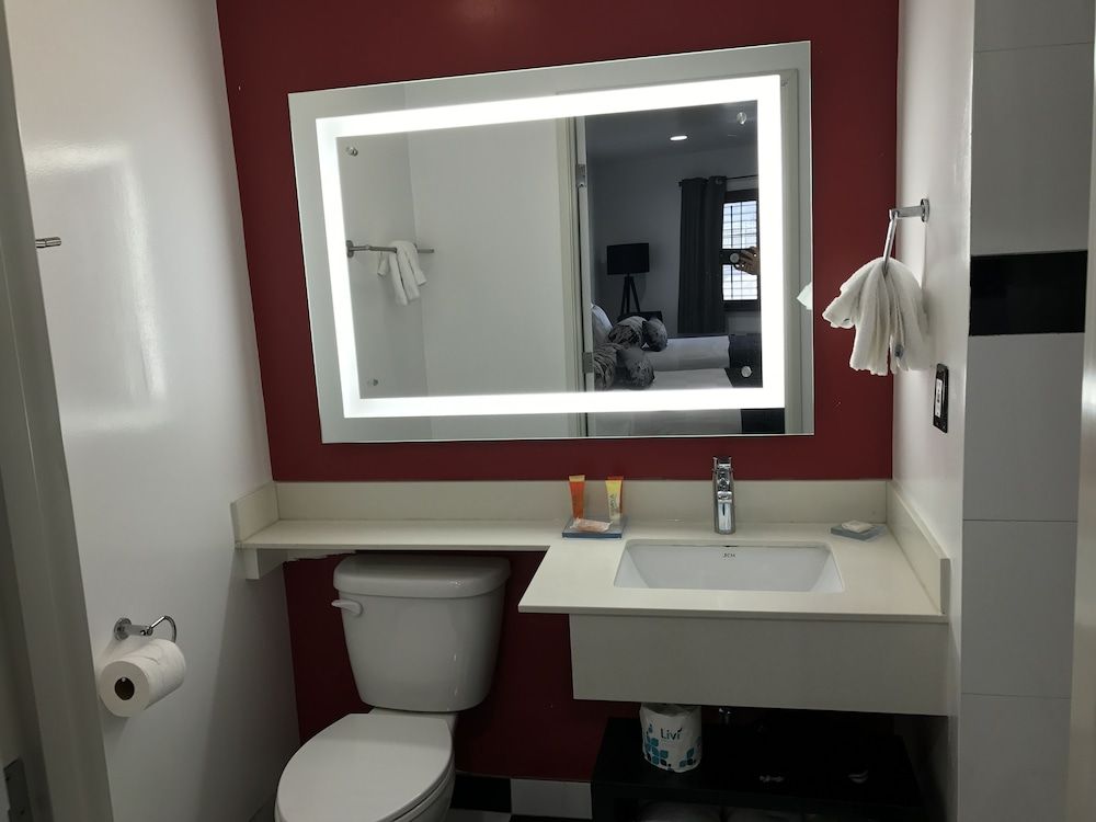 Legend Hotel Hollywood Standard Room, 1 King Bed 9