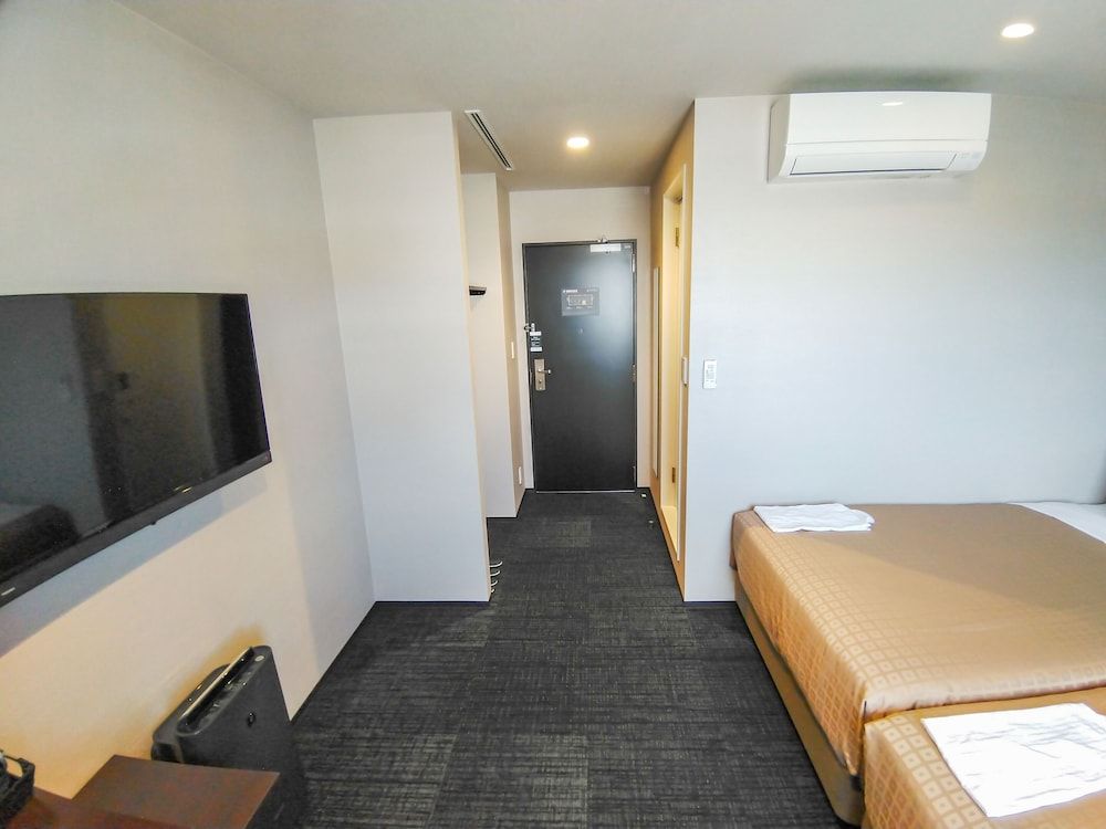 Twin Room, Smoking