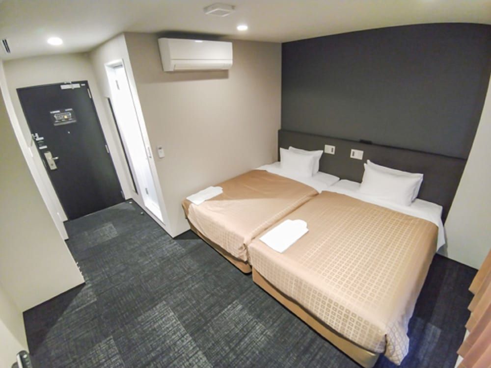 Twin Room, Smoking