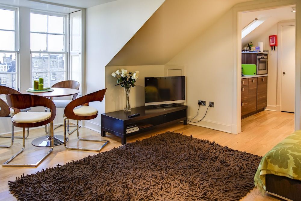 Clarendon Luxury Apartments Deluxe Suite,1 King Bed with Single Sofabed 4