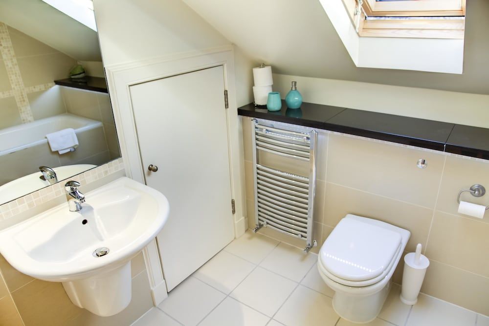 Clarendon Luxury Apartments Deluxe Suite,1 King Bed with Single Sofabed 5