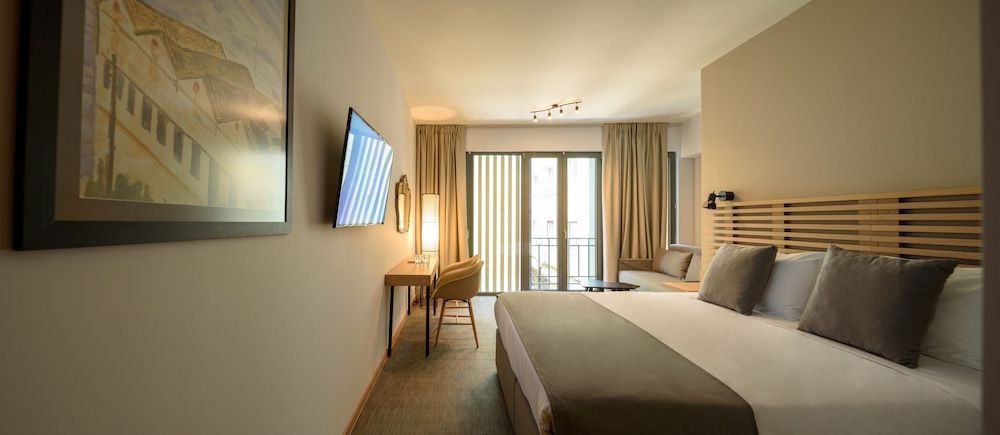 Fos DownTown Suites Junior Triple Room 5