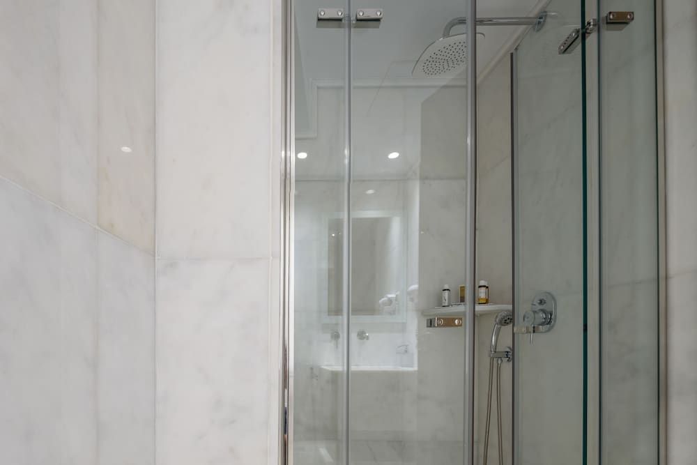 Fos DownTown Suites Junior Triple Room 13