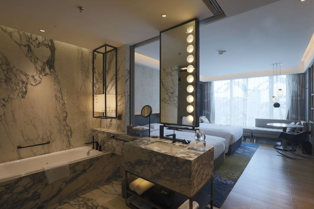 Renaissance Hangzhou Northeast Hotel Room, 1 King Bed, Non Smoking, City View 4