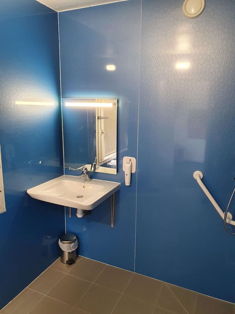 KYRIAD DIRECT ORLEANS - Olivet - La Source Standard Room, 1 Queen Bed 18