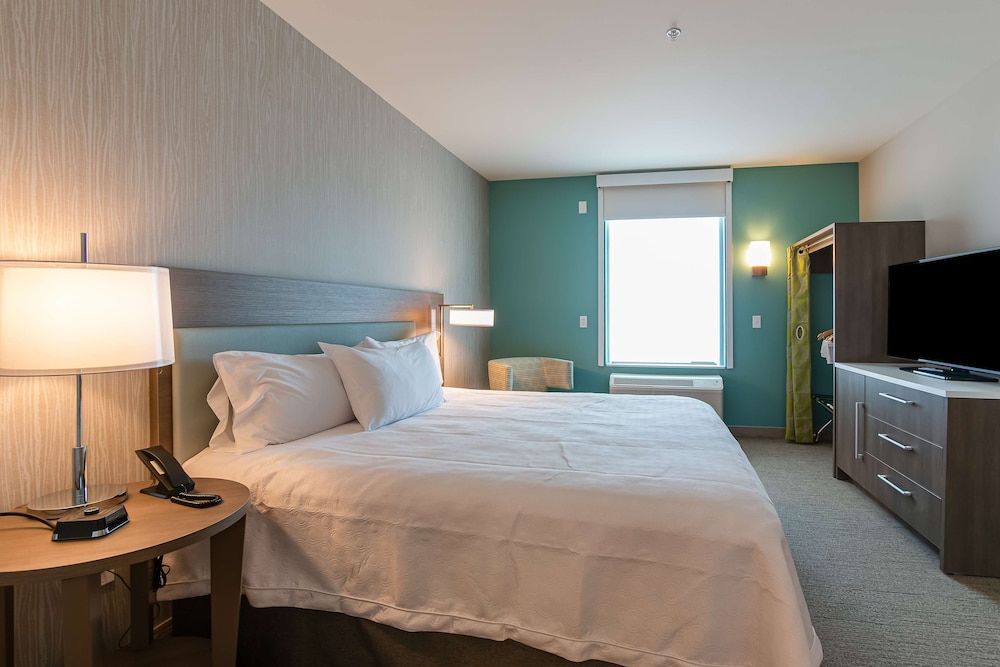 Suite, 1 King Bed, Accessible, Bathtub