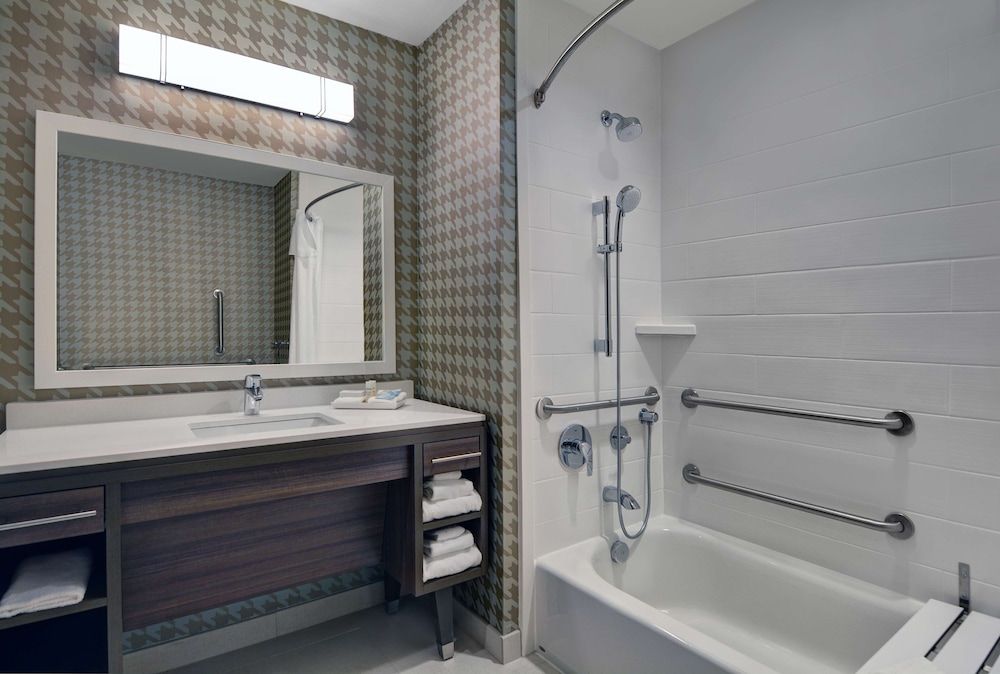Studio, 1 Queen Bed, Accessible, Bathtub