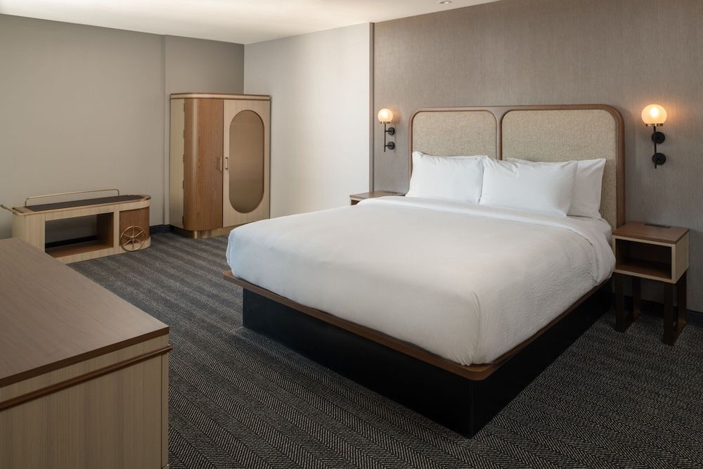 Suite, 1 King Bed with Sofa bed (Mobility Accessible, Tub)