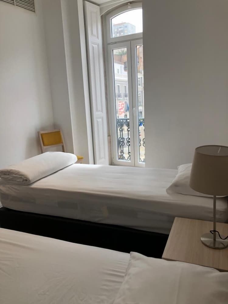 Be Lisbon Hostel Intendente Classic Twin Room, 2 Twin Beds, Private Bathroom 2