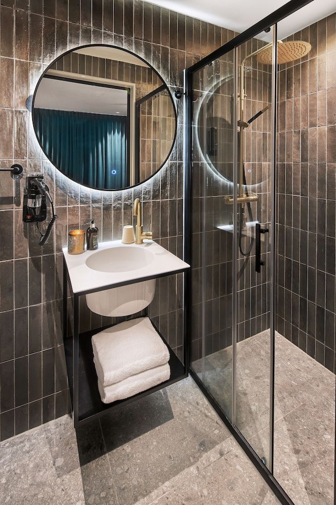 Boutique Hotel First City Den Haag Deluxe Double or Twin Room 5