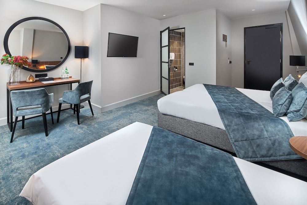 Boutique Hotel First City Den Haag Family Triple Room 8