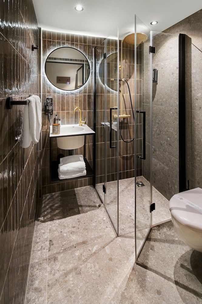 Boutique Hotel First City Den Haag Family Triple Room 6