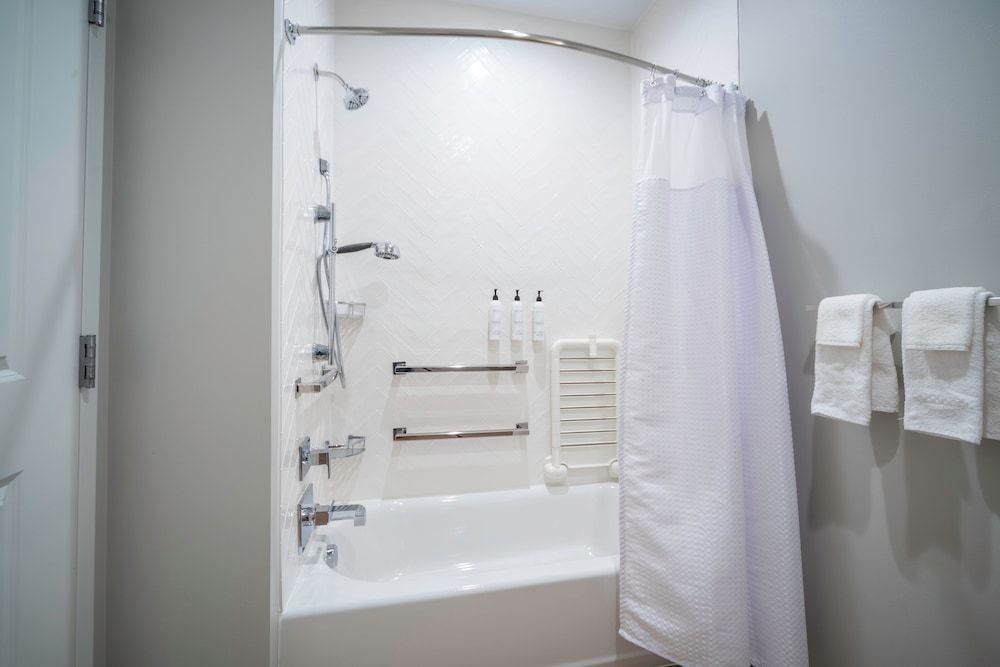 Studio, 1 King Bed (Mobility Accessible, Tub)