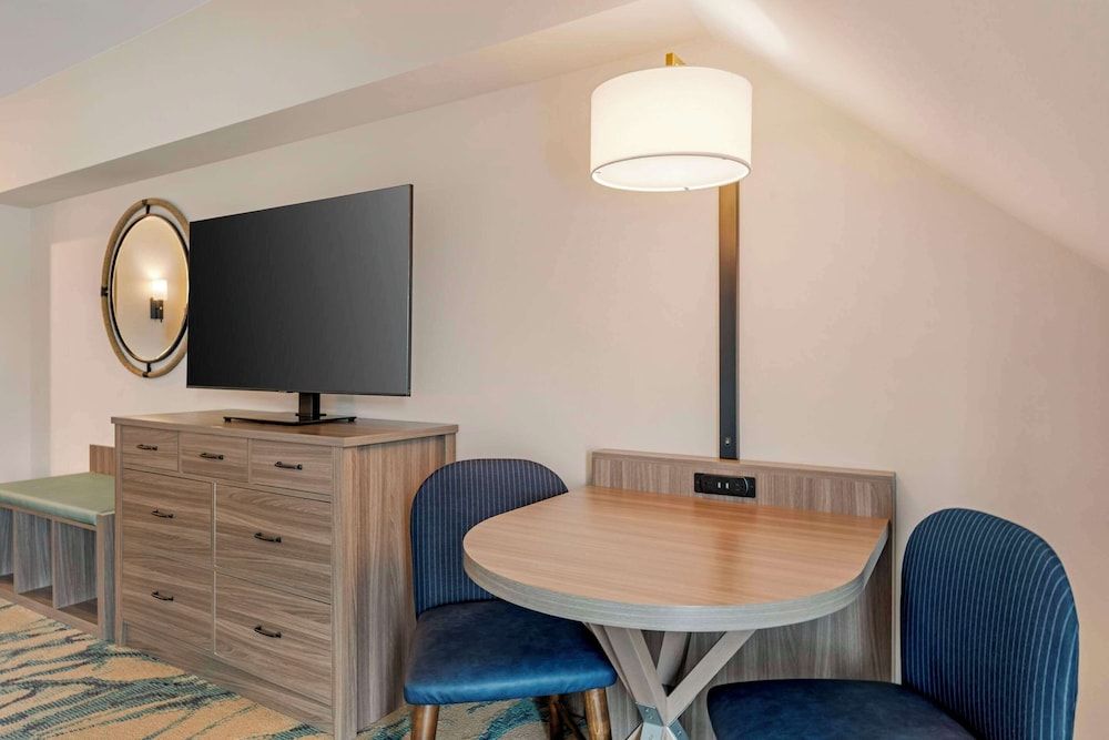 Heidel House Hotel and Conference Center, Ascend Hotel Collection Suite, Multiple Beds, Non Smoking 8