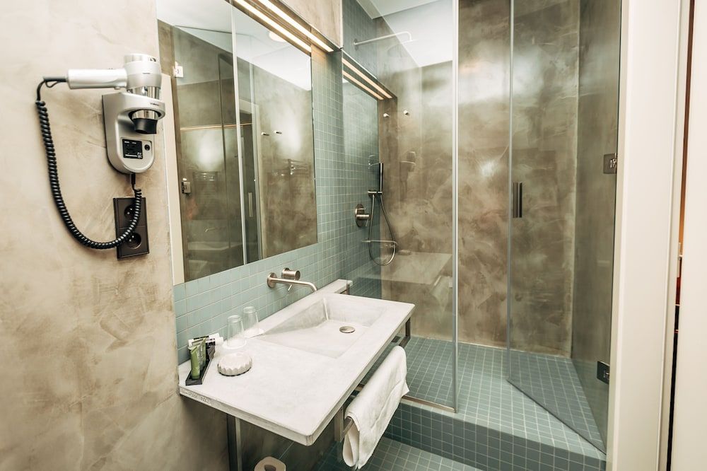 Hotel La Bohemia Double Room (Compact) 5