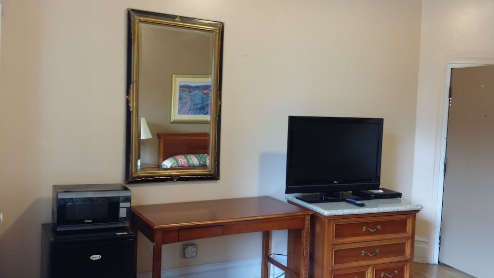 Europa Hotel Standard Room, 1 Queen Bed, Non Smoking, Shared Bathroom 8