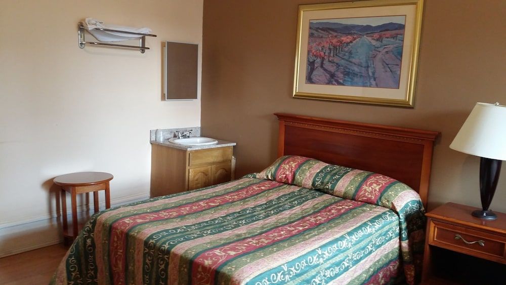 Europa Hotel Standard Room, 1 Queen Bed, Non Smoking, Shared Bathroom 2