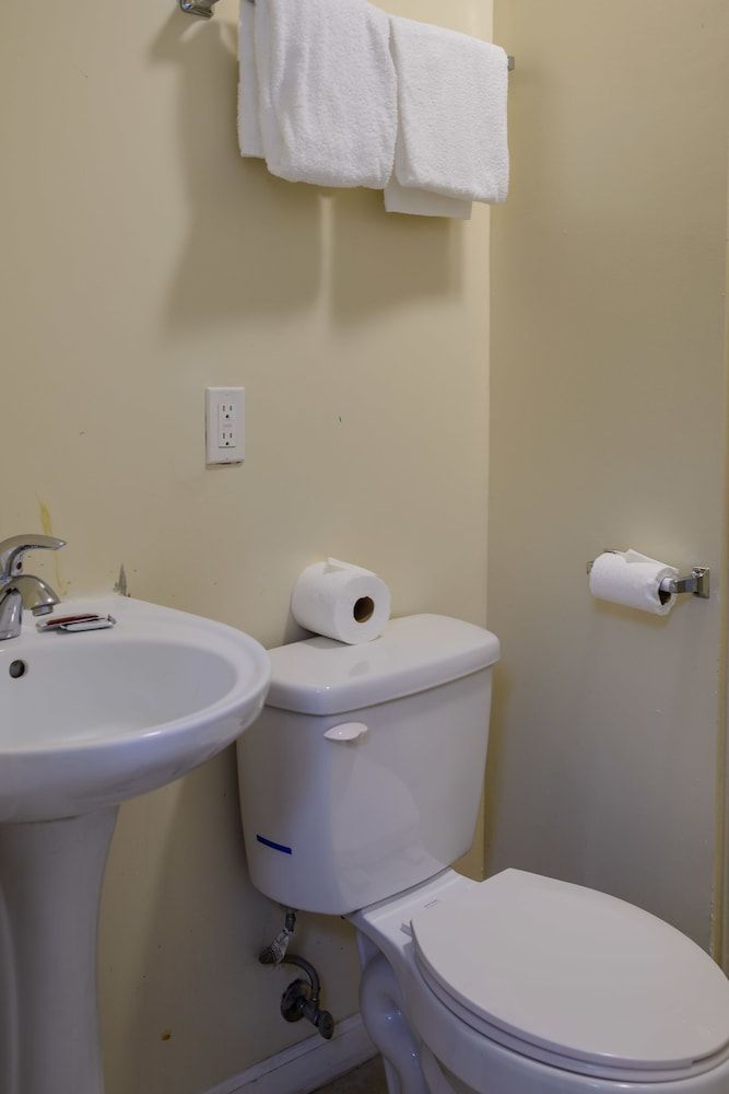 Europa Hotel Standard Room, 1 Queen Bed, Non Smoking, Shared Bathroom 4