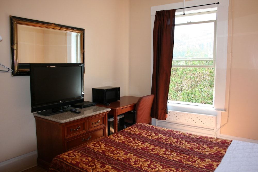 Europa Hotel Standard Room, 1 Queen Bed, Non Smoking, Shared Bathroom 7