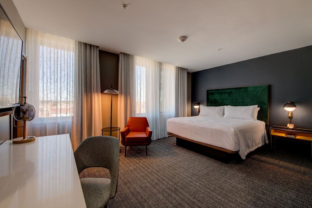 Room, 1 King Bed, Non Smoking (Hearing Accessible)