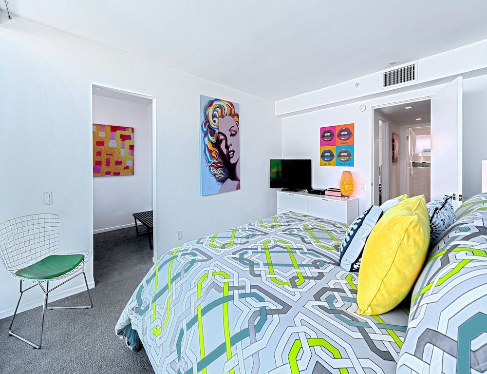 The Twist Palm Springs Deluxe Room, 1 King Bed 8
