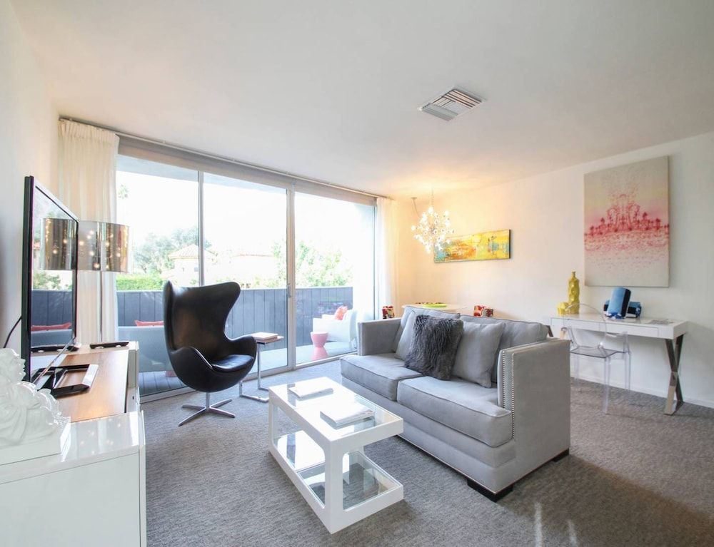 The Twist Palm Springs Superior Room, 1 King Bed 5