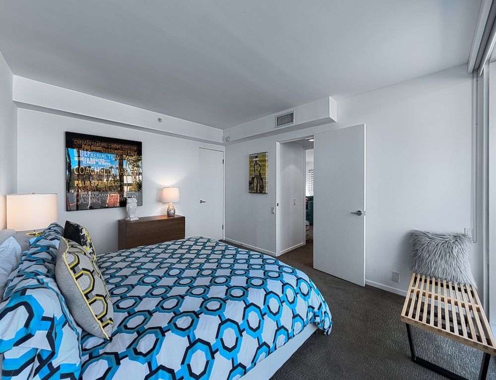 The Twist Palm Springs Deluxe Room, 1 King Bed 2
