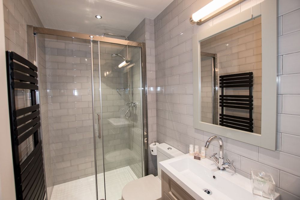 The Halston Deluxe One-Bedroom Apartment 2