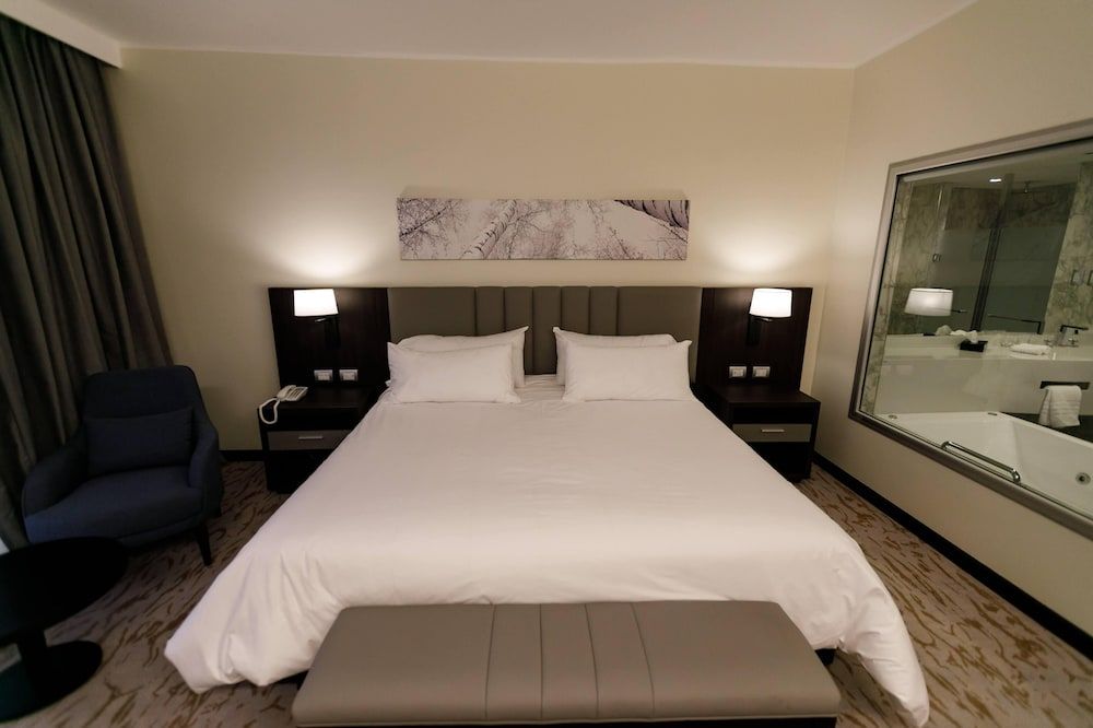 Deluxe Room, 1 King Bed, Accessible (Mobility & Hearing, Roll-In Shower)