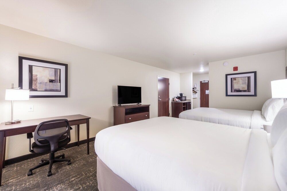 Cobblestone Inn & Suites - Holdrege Room, 2 Queen Beds, Non Smoking 3