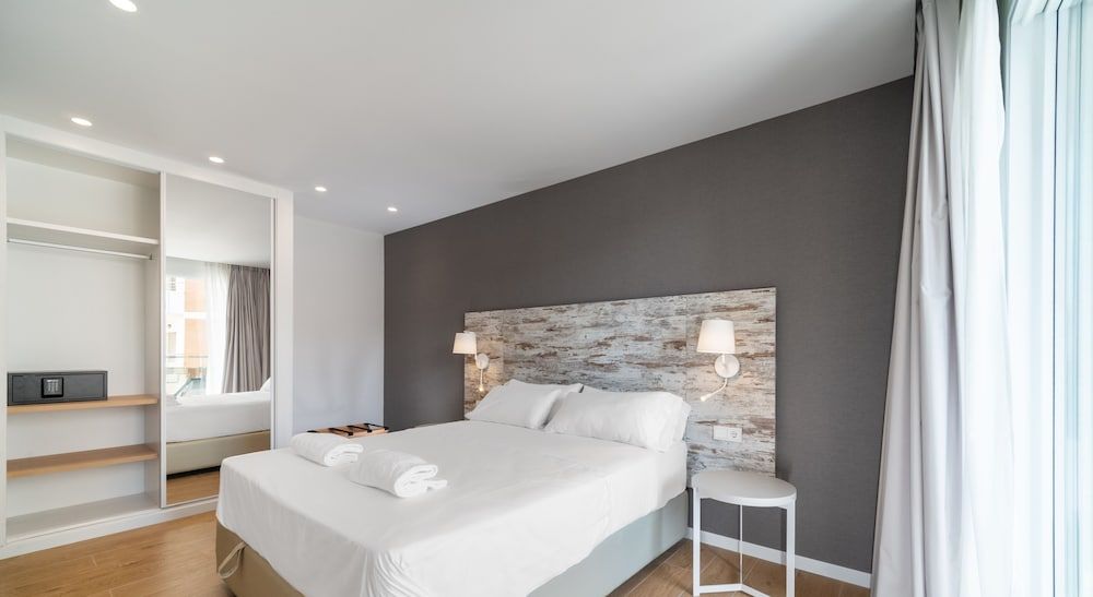 Superior Apartment, 1 Queen Bed, Accessible, Balcony