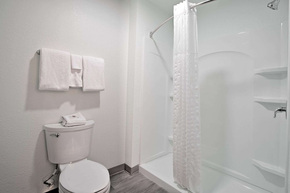 Comfort Inn & Suites Sierra Vista Near Ft Huachuca Standard Room, 1 King Bed, Accessible, Non Smoking (Roll-In Shower) 10