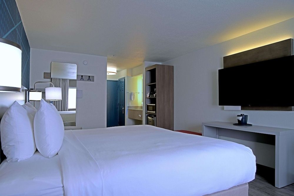 Comfort Inn & Suites Sierra Vista Near Ft Huachuca Standard Room, 1 King Bed, Accessible, Non Smoking (Roll-In Shower)