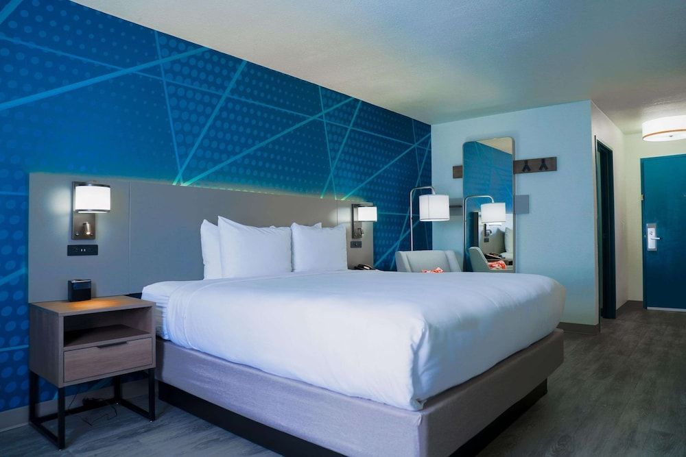 Comfort Inn & Suites Sierra Vista Near Ft Huachuca Standard Room, 1 King Bed, Accessible, Non Smoking (Roll-In Shower) 2