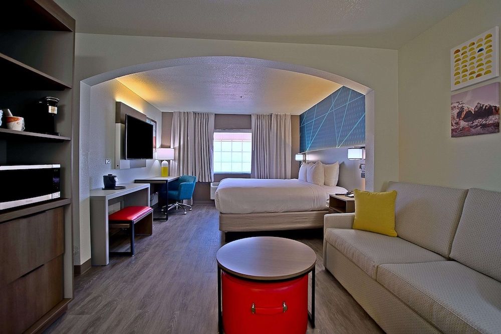 Comfort Inn & Suites Sierra Vista Near Ft Huachuca Standard Room, 1 King Bed, Accessible, Non Smoking (Roll-In Shower) 5