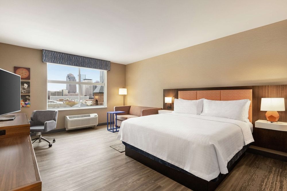 Room, 1 King Bed, Refrigerator