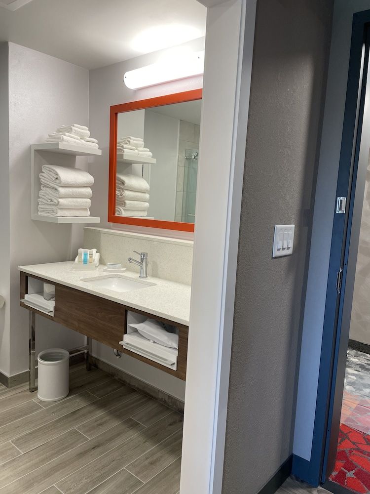 Room, 2 Queen Beds, Accessible, Bathtub (Mobility & Hearing)