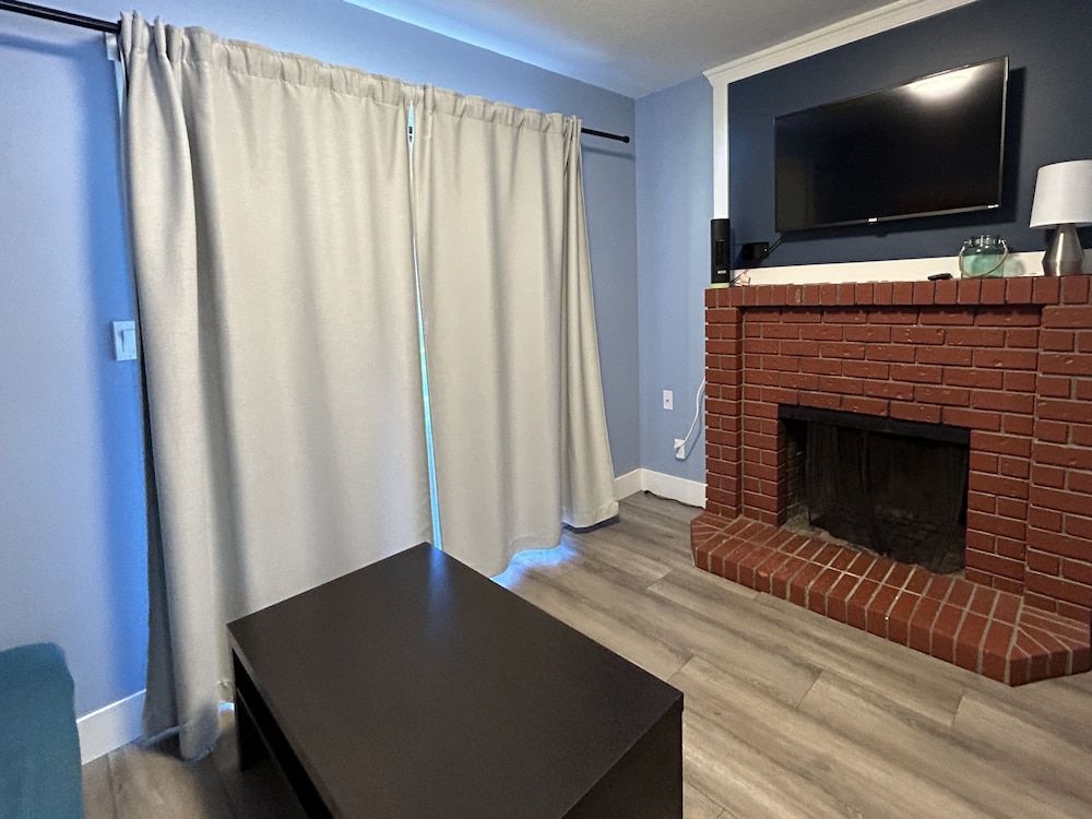 Riverside Resort & RV Park Family Cabin, 2 Bedrooms, Kitchen, Courtyard View 9