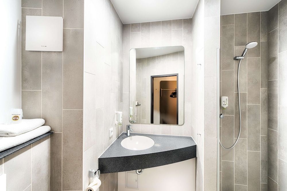 B&B Hotel Kassel-City Twin Room 3