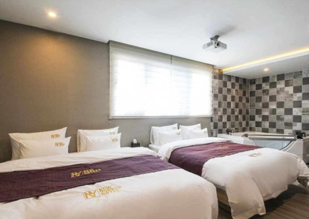 New Yorker Hotel Family Suite 2