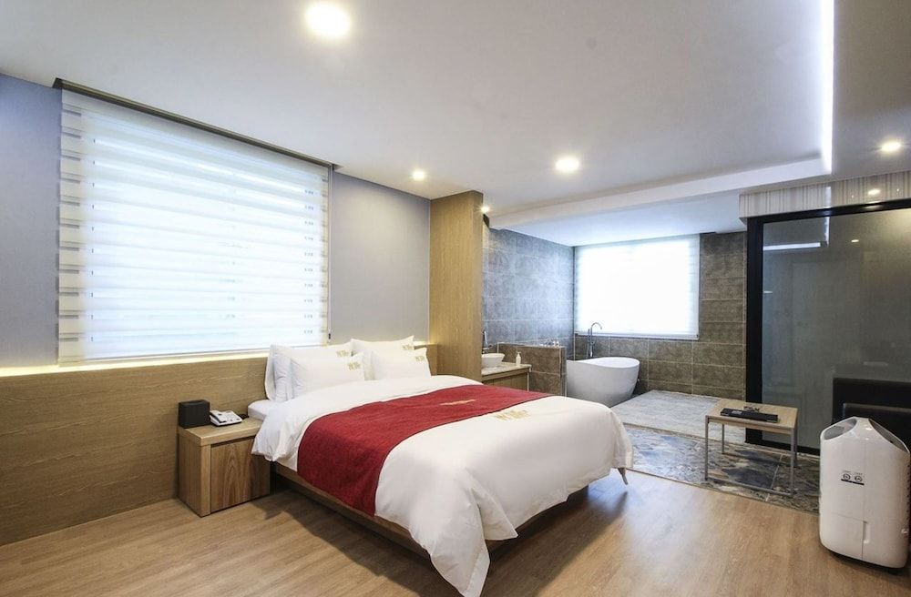 New Yorker Hotel Standard Room, 1 Double Bed 7