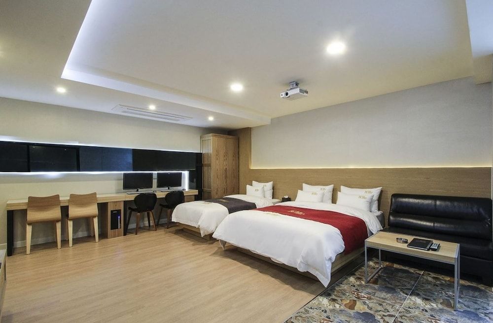 New Yorker Hotel Standard Room, 1 Double Bed 8