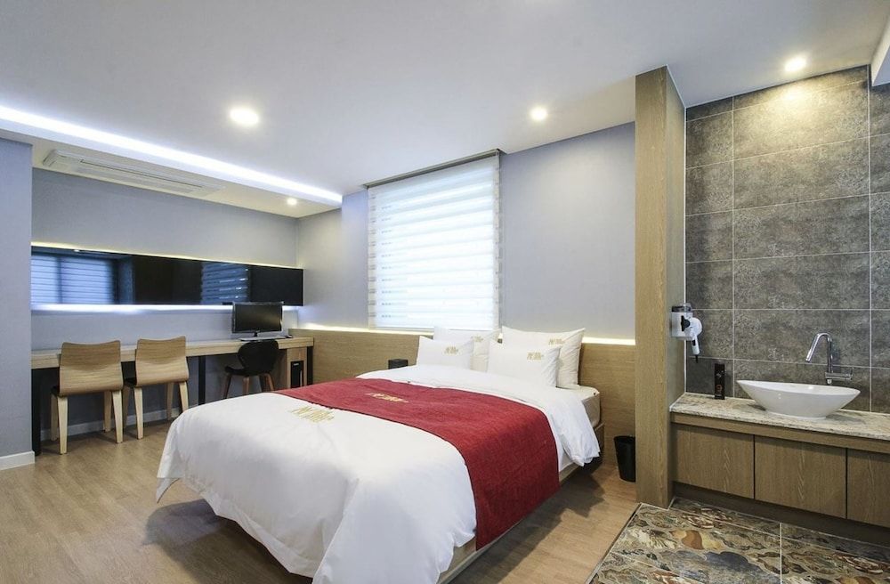 New Yorker Hotel Standard Room, 1 Double Bed 5