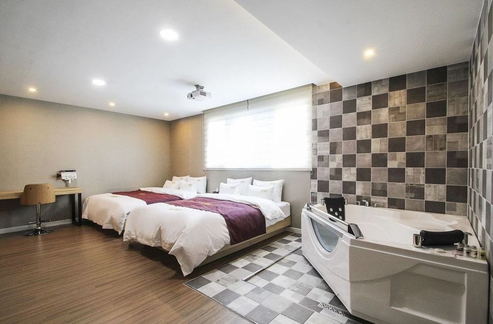 New Yorker Hotel Family Suite 3