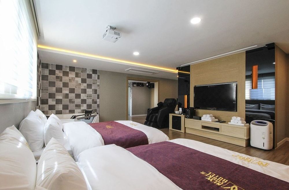 New Yorker Hotel Family Suite 4